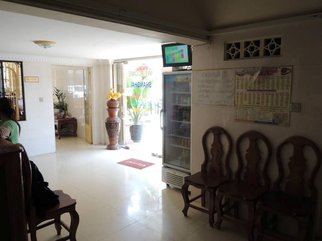 เซี่ยงไฮ้ เกสท์เฮาส์ Hotel พระตะบอง ภายนอก รูปภาพ