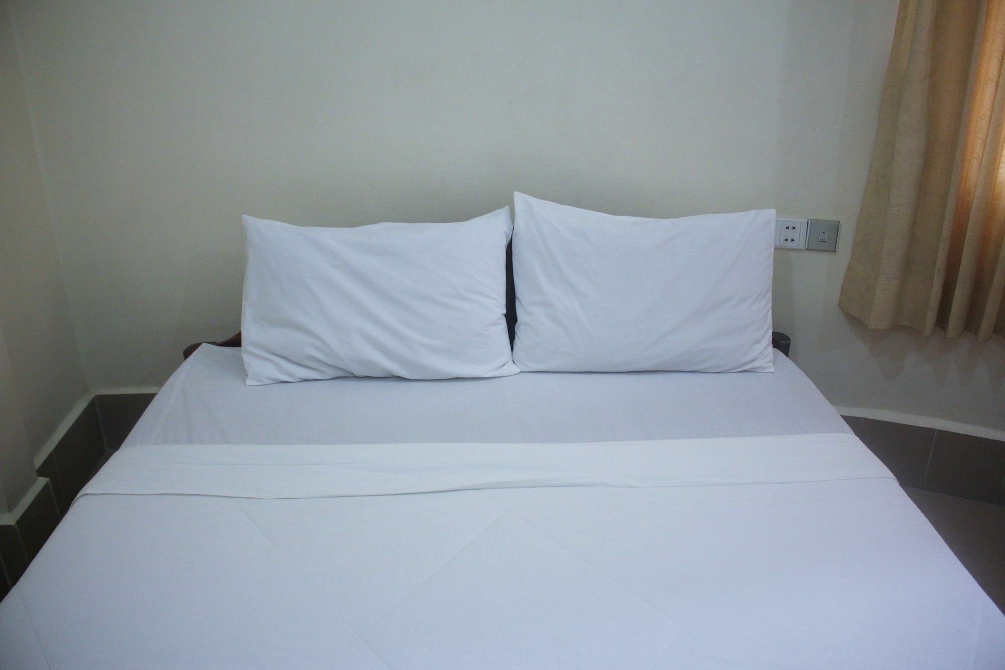 เซี่ยงไฮ้ เกสท์เฮาส์ Hotel พระตะบอง ภายนอก รูปภาพ