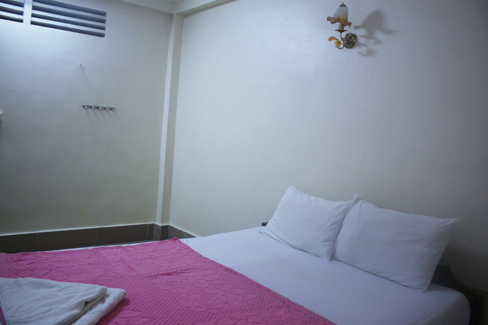 เซี่ยงไฮ้ เกสท์เฮาส์ Hotel พระตะบอง ภายนอก รูปภาพ