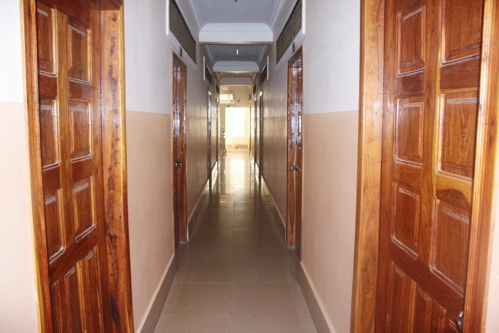 เซี่ยงไฮ้ เกสท์เฮาส์ Hotel พระตะบอง ภายนอก รูปภาพ